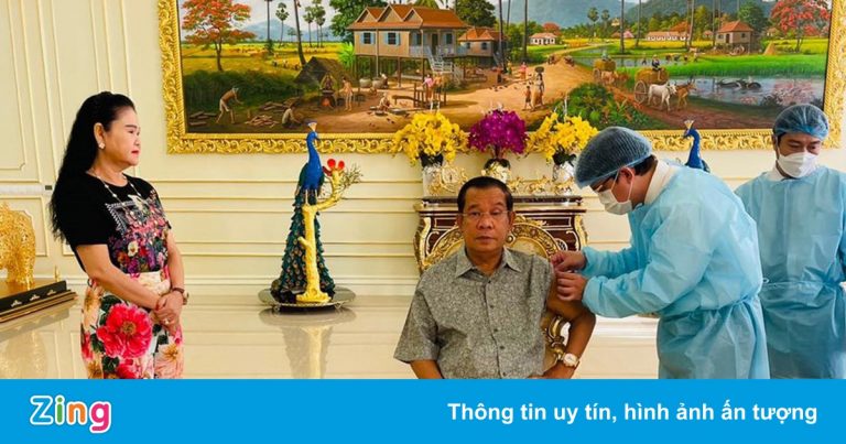 Thủ tướng Hun Sen và vợ được tiêm mũi vaccine thứ ba