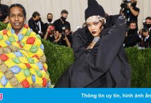 Ca sĩ tỷ phú và bạn trai khoác chăn lên thảm đỏ Met Gala