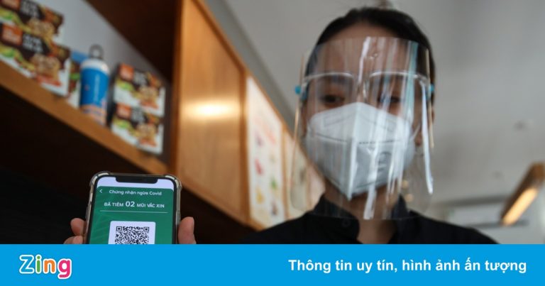 Cảnh trái ngược của các quán cà phê ở TP.HCM khi được mở bán mang đi Cảnh trái ngược của các quán cà phê ở TP.HCM khi được mở bán mang đi