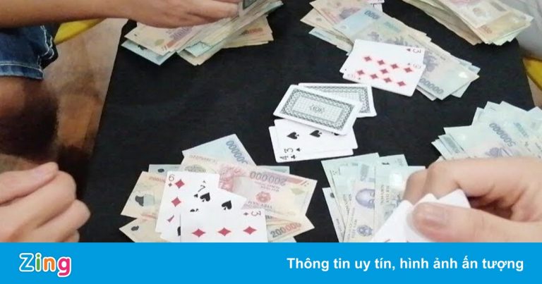 Nhận tiền hỗ trợ rồi đánh bạc, 13 người đối diện mức phạt 180 triệu