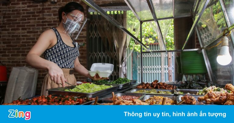 Hà Nội cho một số quận, huyện được bán hàng ăn, uống mang về