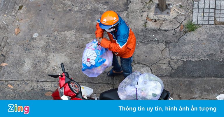 Shipper tại TP.HCM cân nhắc ‘chạy đơn ngoài’ Shipper tại TP.HCM cân nhắc ‘chạy đơn ngoài’