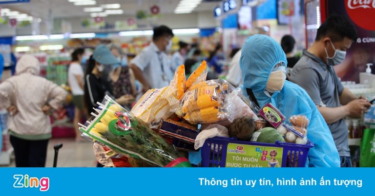 Người dân ở vùng xanh TP.HCM nóng lòng chờ hướng dẫn đi chợ