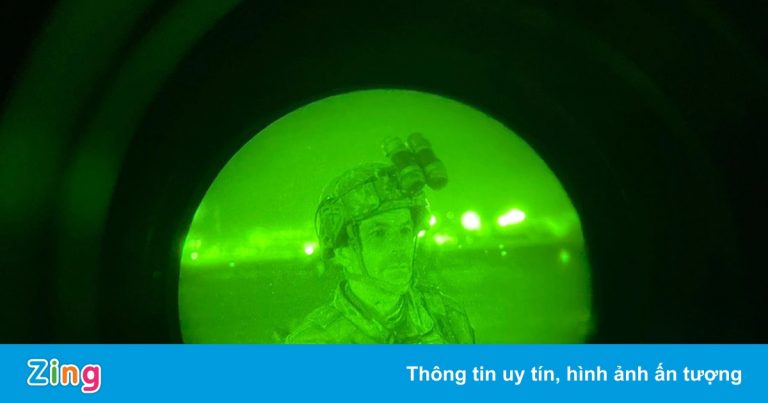 Đằng sau bức ảnh người lính Mỹ cuối cùng rời Afghanistan Đằng sau bức ảnh người lính Mỹ cuối cùng rời Afghanistan