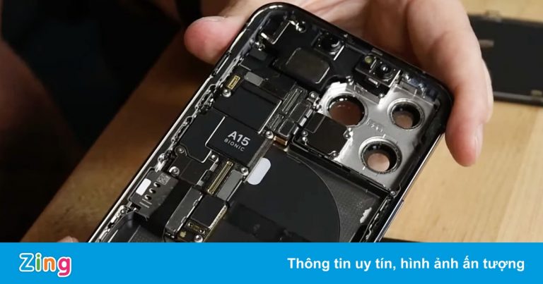Cận cảnh viên pin hình chữ L bên trong iPhone 13 Pro Cận cảnh viên pin hình chữ L bên trong iPhone 13 Pro