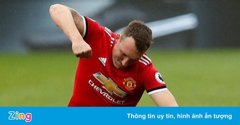 Phil Jones bị MU gạch tên ở danh sách dự Champions League