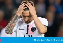 6 cầu thủ PSG đứng nhìn Messi rê bóng