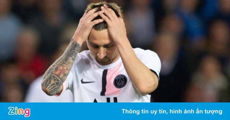 6 cầu thủ PSG đứng nhìn Messi rê bóng