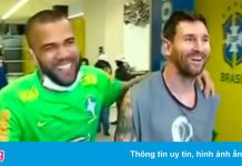 Dybala bật cười khi Messi mặc áo của phóng viên