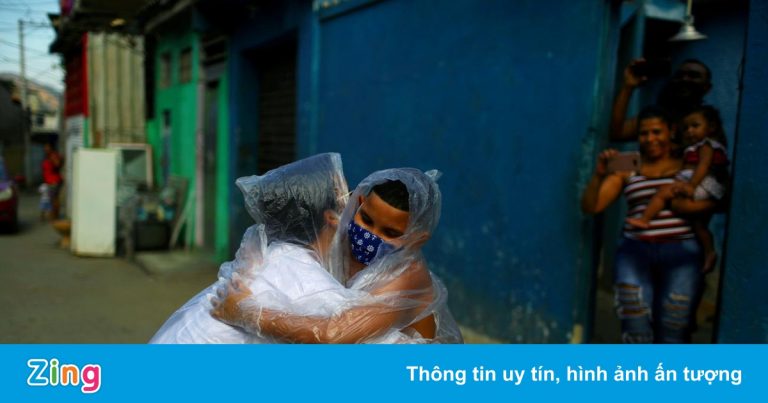 Hình ảnh trẻ em trên thế giới đến trường mùa dịch