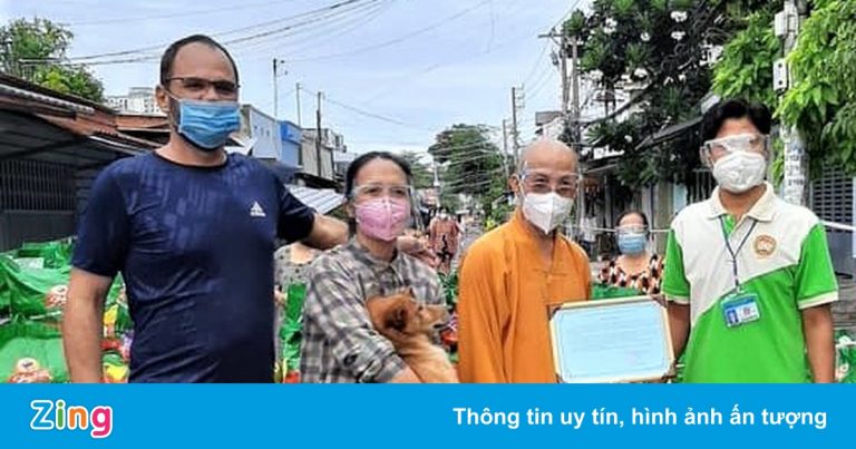 Ông Tây ở TP.HCM mang nghìn túi thực phẩm giúp người nghèo