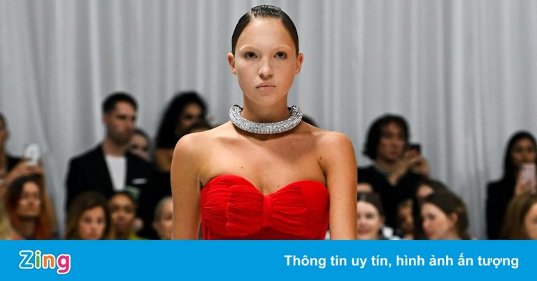 Con gái Kate Moss diễn ở Tuần lễ thời trang London