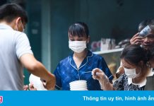 Hàng ăn ở vùng xanh huyện Gia Lâm được bán mang về