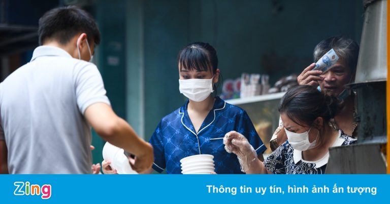 Hàng ăn ở vùng xanh huyện Gia Lâm được bán mang về