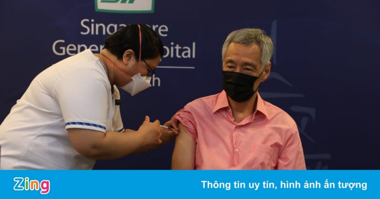 Thủ tướng Singapore được tiêm mũi vaccine thứ ba