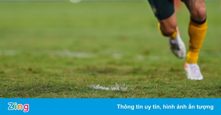 Mặt cỏ tệ hại của sân Mỹ Đình