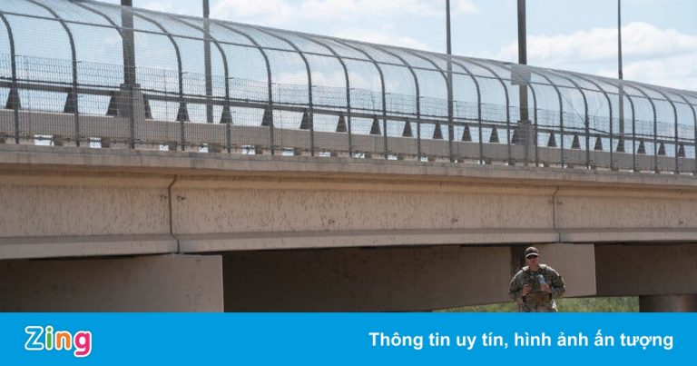 Hơn 8.000 di dân chầu chực dưới gầm cầu để có cơ hội vào Mỹ