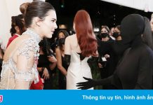 Kim Kardashian không nhận ra em gái vì trùm kín đầu