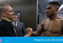 Anthony Joshua bắt tay đối thủ sau khi mất 4 đai hạng nặng