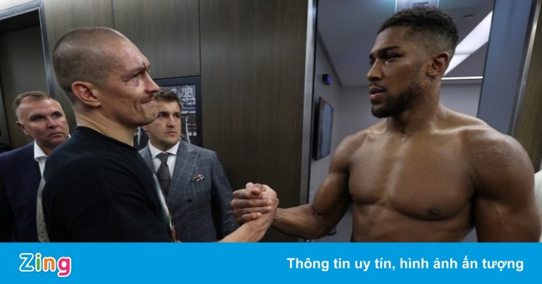 Anthony Joshua bắt tay đối thủ sau khi mất 4 đai hạng nặng