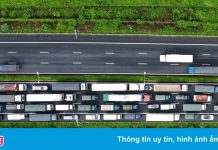 Chỉ bố trí 2 người kiểm tra mã QR, cửa ngõ Hà Nội tắc dài