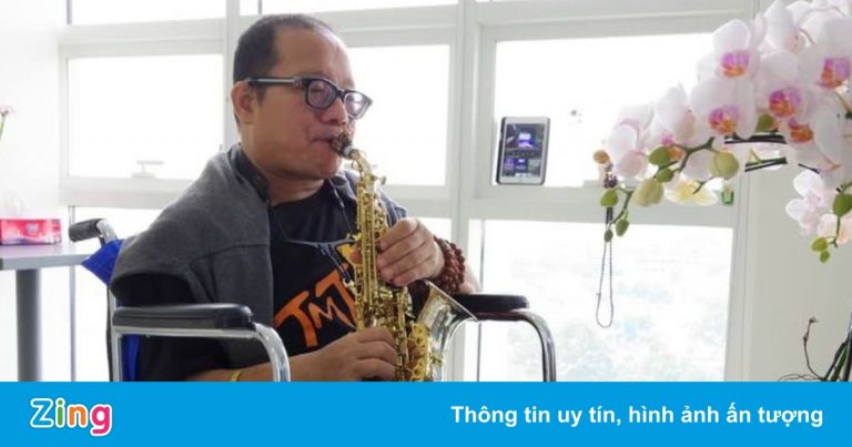 Nghệ sĩ Trần Mạnh Tuấn thổi saxophone ở bệnh viện Nghệ sĩ Trần Mạnh Tuấn thổi saxophone ở bệnh viện
