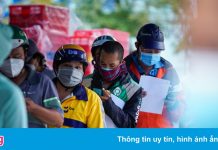 Xếp hàng dài chờ mua bánh Trung thu tại TP.HCM