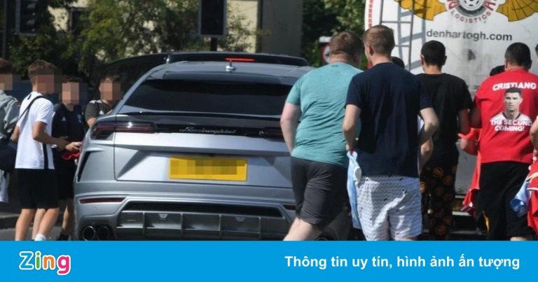 CĐV Man Utd chạy bộ đuổi theo chiếc Lamborghini Urus của Ronaldo