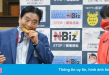 Thị trưởng Nhật từng cắn huy chương Olympic mắc Covid-19