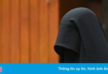 Hình ảnh gây chú ý về phụ nữ Afghanistan phải bịt kín mắt đi học