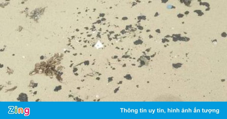Bờ biển Quảng Trị xuất hiện dầu vón cục Bờ biển Quảng Trị xuất hiện dầu vón cục