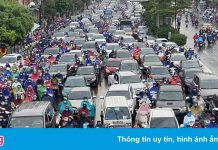 Đường phố Hà Nội ùn tắc sau cơn mưa sáng đầu tuần