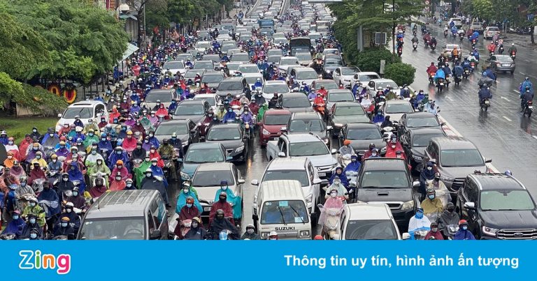 Đường phố Hà Nội ùn tắc sau cơn mưa sáng đầu tuần