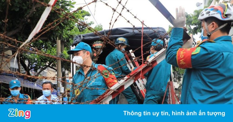 Chung cư ở TP.HCM gỡ bỏ rào chắn, cư dân chờ các tiện ích mở lại Chung cư ở TP.HCM gỡ bỏ rào chắn, cư dân chờ các tiện ích mở lại