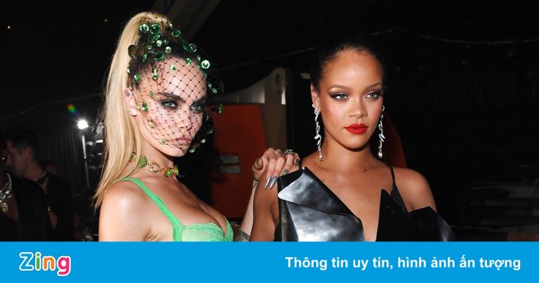 Show diễn Rihanna gây tranh cãi với mẫu da trắng tết tóc