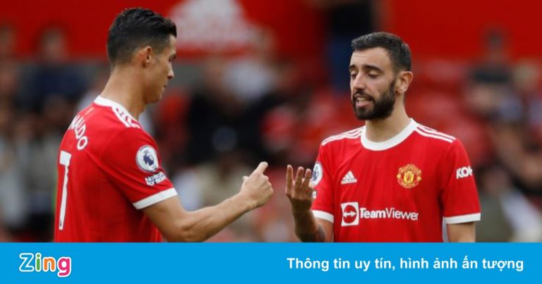 Ronaldo động viên Bruno sau pha đá hỏng phạt đền