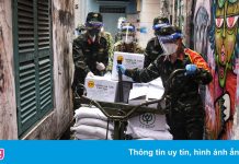 Bộ đội dùng xe đạp thồ đưa thực phẩm vào ngõ hẻm TP.HCM