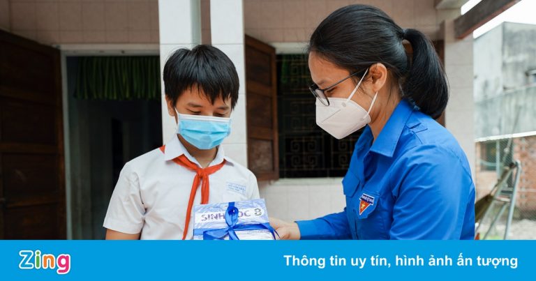 Hơn 1.400 học sinh ở TP.HCM được tặng sách giáo khoa