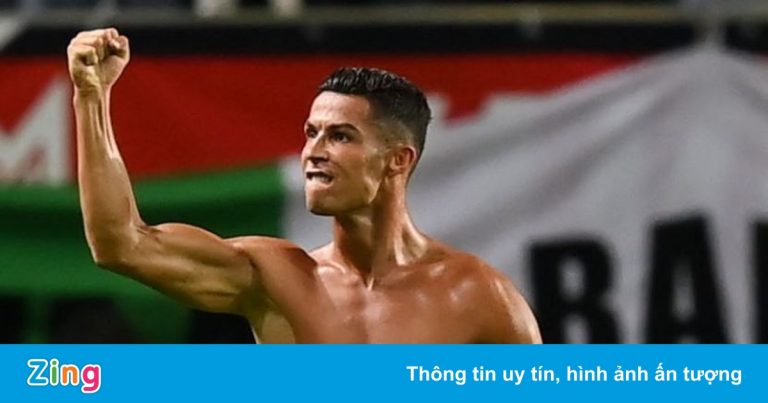 Ronaldo bị treo giò vì màn ăn mừng cởi áo