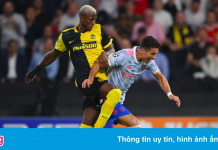 Mặt sân khiến Ronaldo và dàn sao MU liên tục té ngã