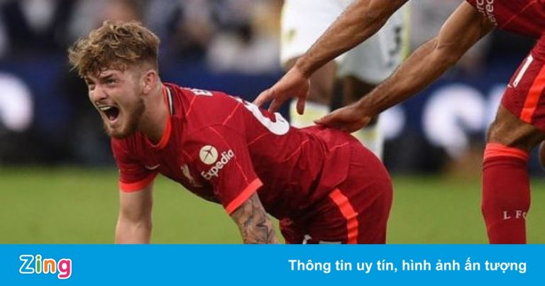 Tiền vệ Liverpool chấn thương nặng sau pha vào bóng thô bạo