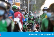 Shipper ở TP.HCM xếp hàng dài hàng trăm mét chờ xét nghiệm