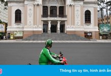 Shipper ở TP.HCM gánh nhiều áp lực