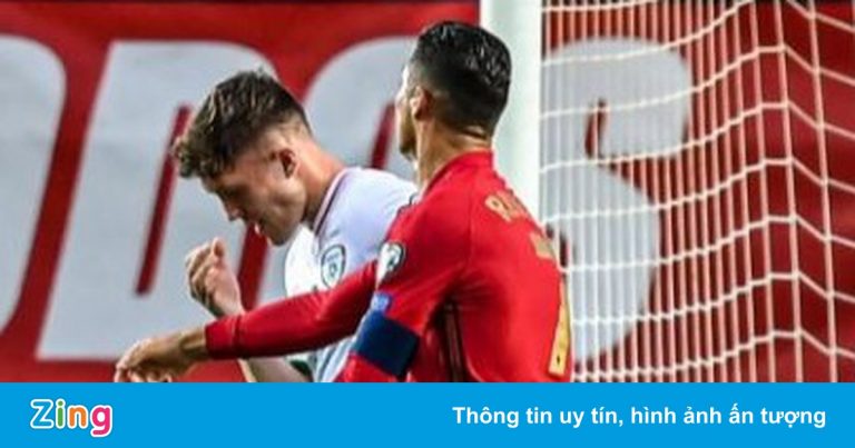 Ronaldo tát đối thủ trước khi đá penalty