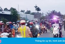 Hàng trăm người chạy xe máy về quê, Sóc Trăng lo quá tải khu cách ly