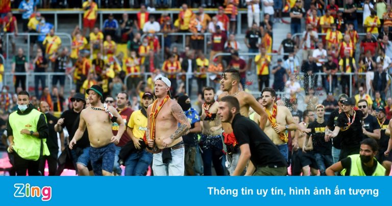 Khán giả tràn xuống sân gây náo loạn ở Ligue 1