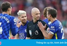 Chelsea bị phạt vì để cầu thủ vây trọng tài