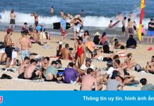 Dân Sydney đổ ra bãi biển ngay khi nới phong tỏa