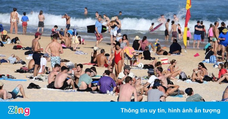 Dân Sydney đổ ra bãi biển ngay khi nới phong tỏa