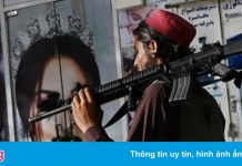 Người phụ nữ Afghanistan đốt quần jeans trong ngày đầu Taliban cai trị